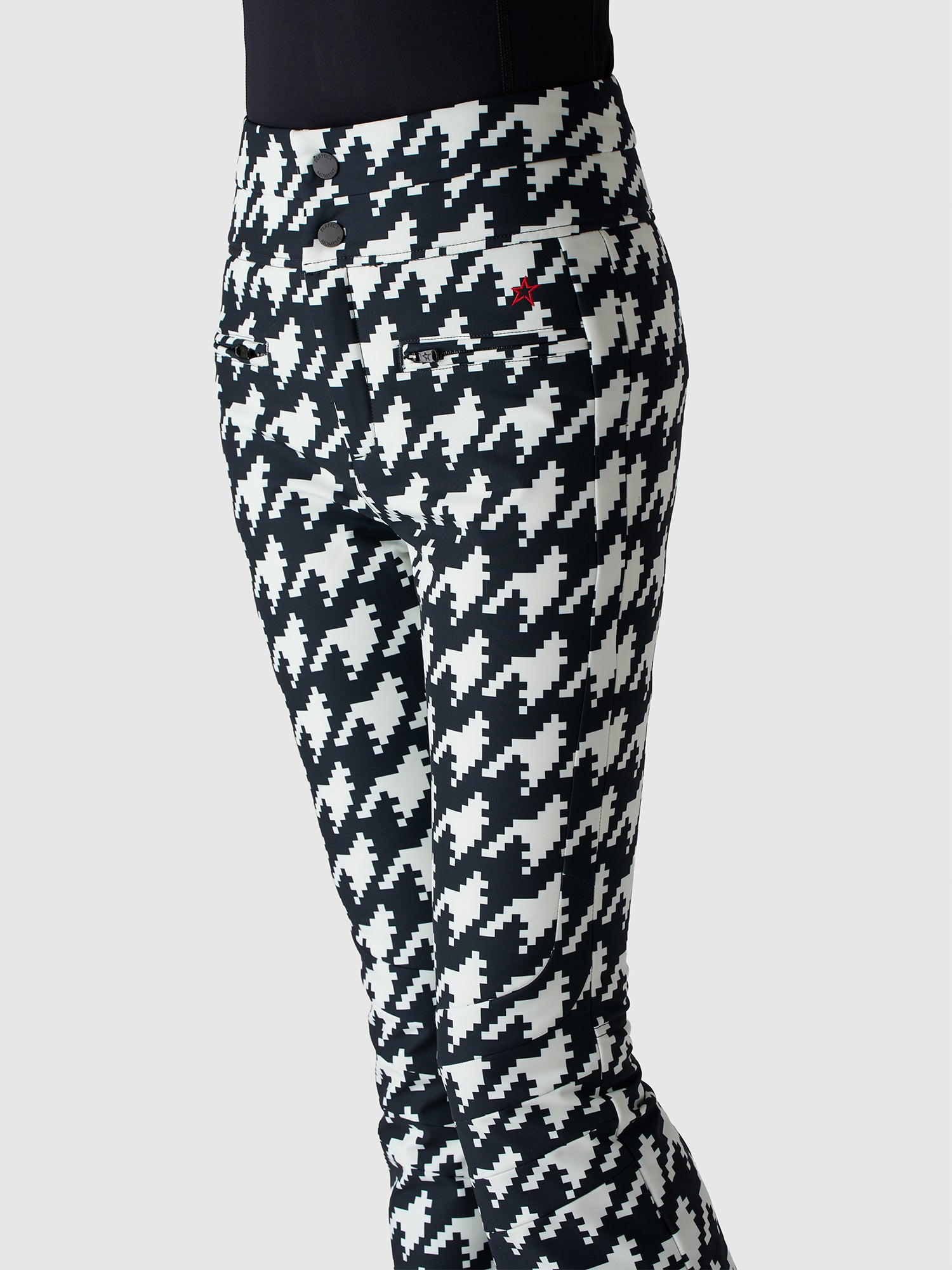 BLACK/WHITE